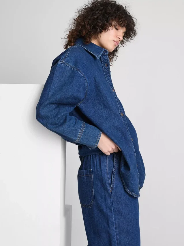 Camisas de ganga de algodão com corte descontraído e botões
