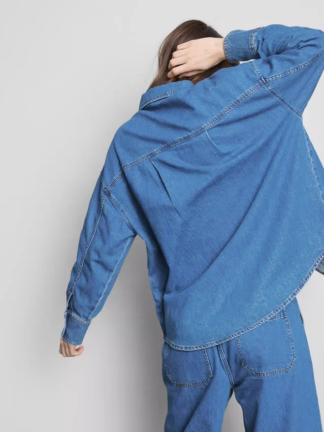 Camisas de ganga de algodão com corte descontraído e botões