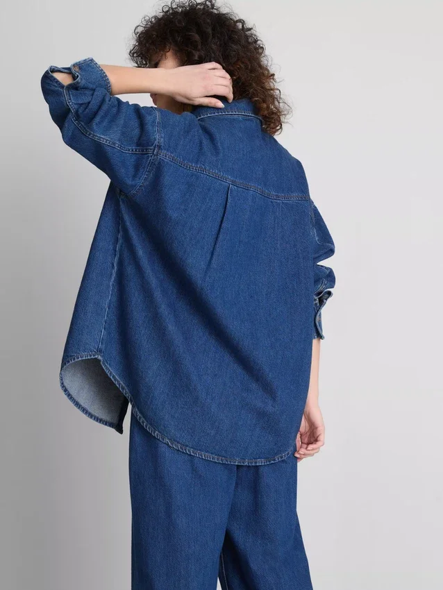 Camisas de ganga de algodão com corte descontraído e botões