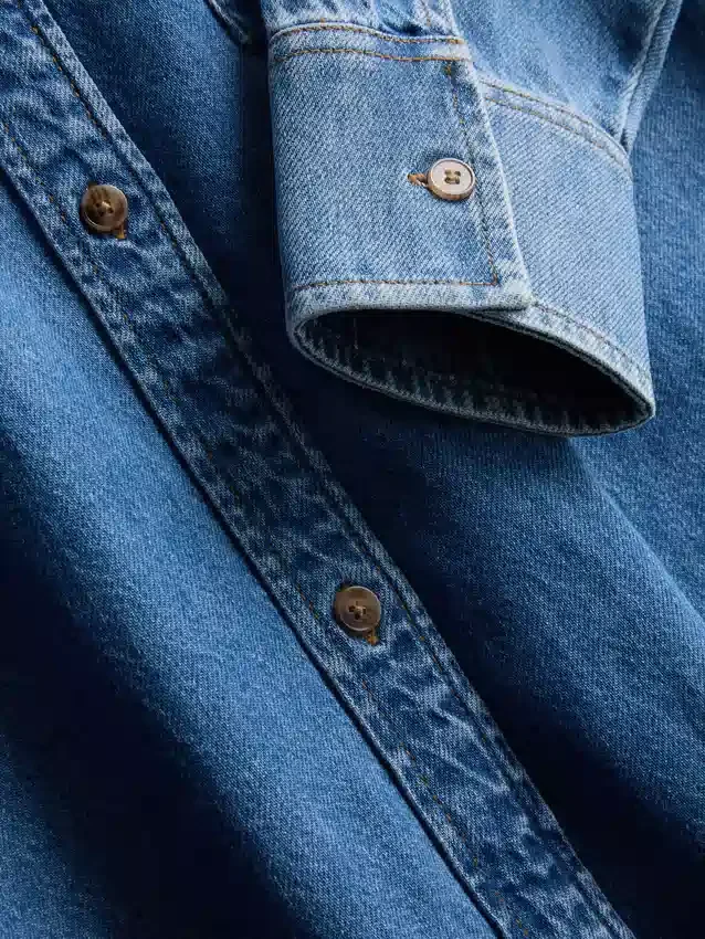 Camisas de ganga de algodão com corte descontraído e botões