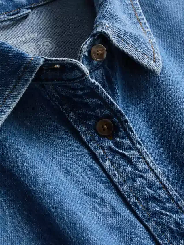 Camisas de ganga de algodão com corte descontraído e botões