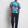 Camisas de manga curta com botões e estampadas com flamingos