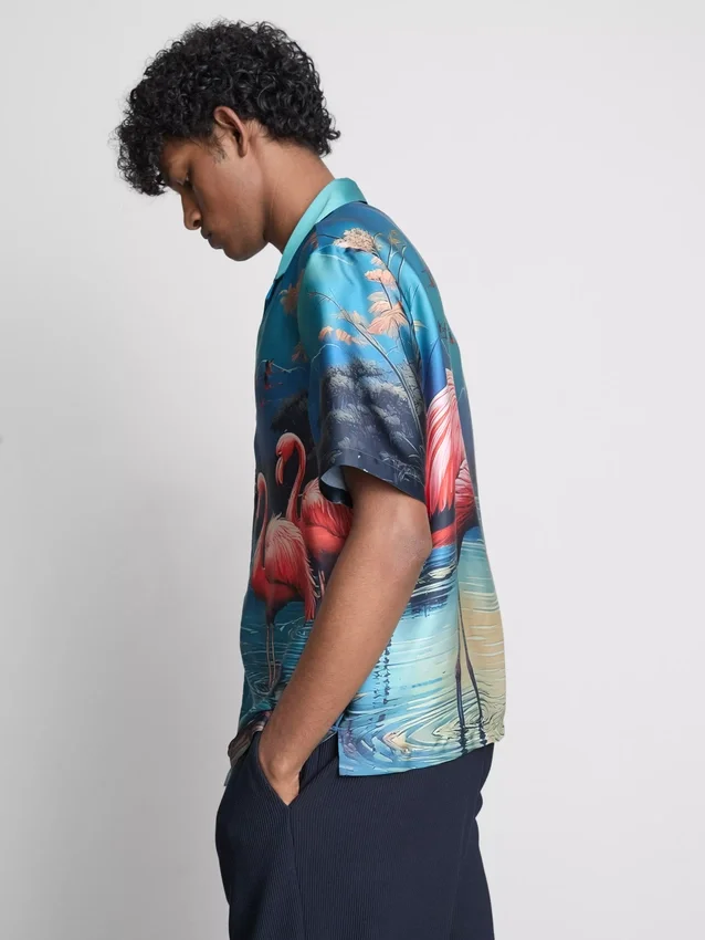 Camisas de manga curta com botões e estampadas com flamingos