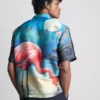 Camisas de manga curta com botões e estampadas com flamingos