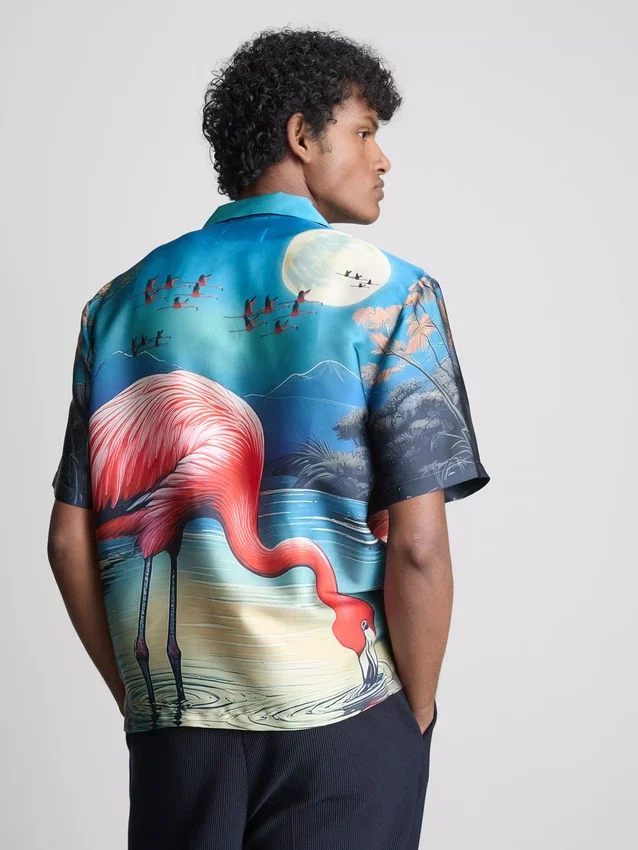 Camisas de manga curta com botões e estampadas com flamingos