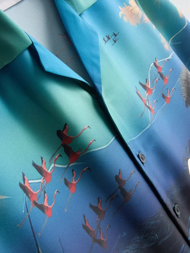 Camisas de manga curta com botões e estampadas com flamingos