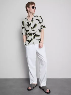 Camisas de manga curta com botões e estampadas com motivos botânicos