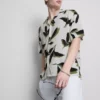 Camisas de manga curta com botões e estampadas com motivos botânicos