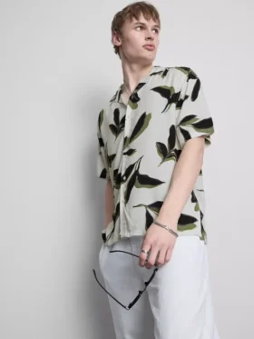 Camisas de manga curta com botões e estampadas com motivos botânicos