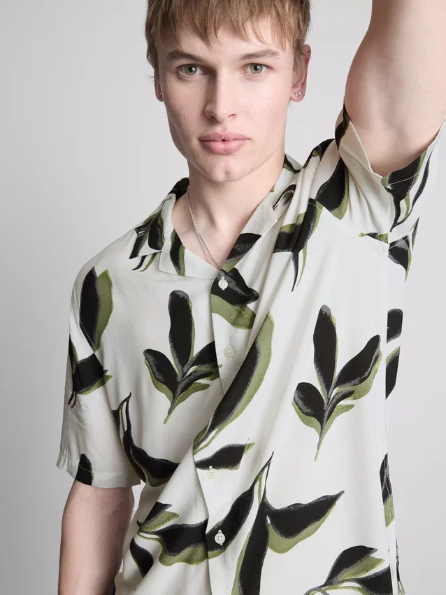 Camisas de manga curta com botões e estampadas com motivos botânicos