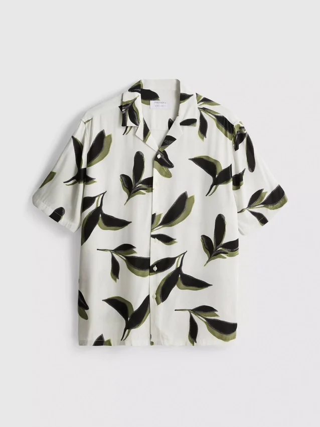Camisas de manga curta com botões e estampadas com motivos botânicos