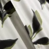 Camisas de manga curta com botões e estampadas com motivos botânicos