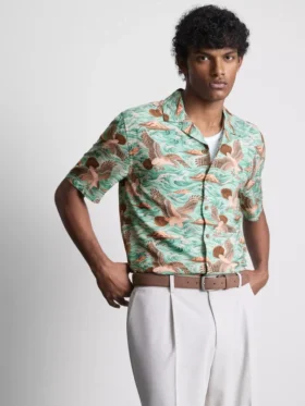 Camisas de manga curta com botões e estampadas com pássaros