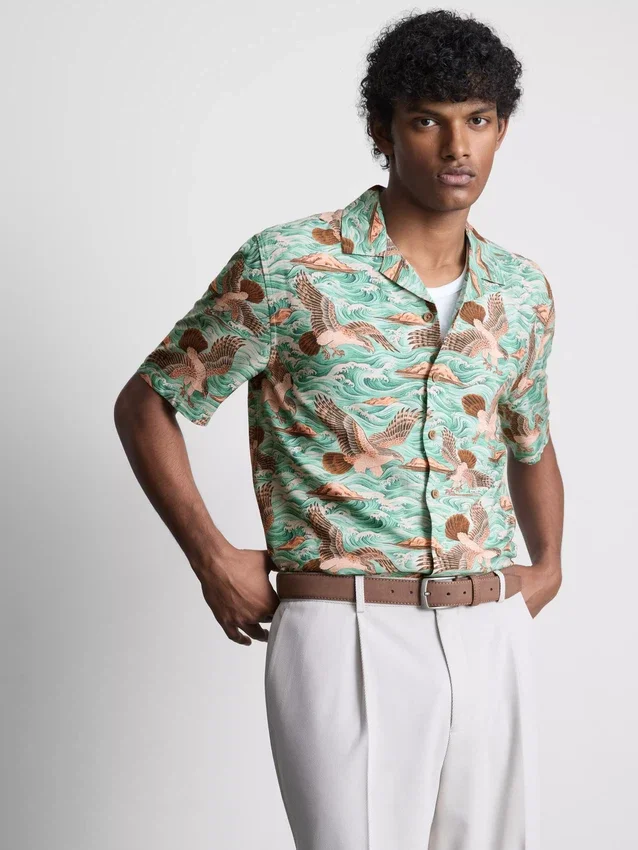 Camisas de manga curta com botões e estampadas com pássaros