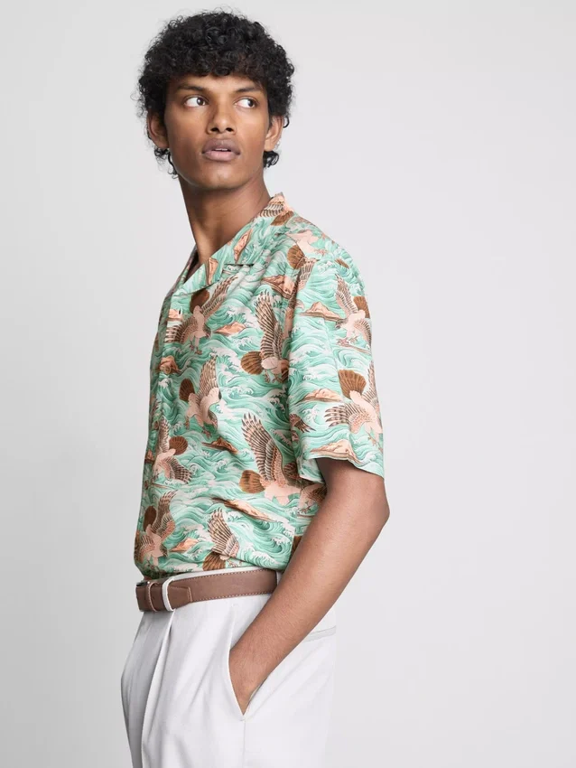 Camisas de manga curta com botões e estampadas com pássaros