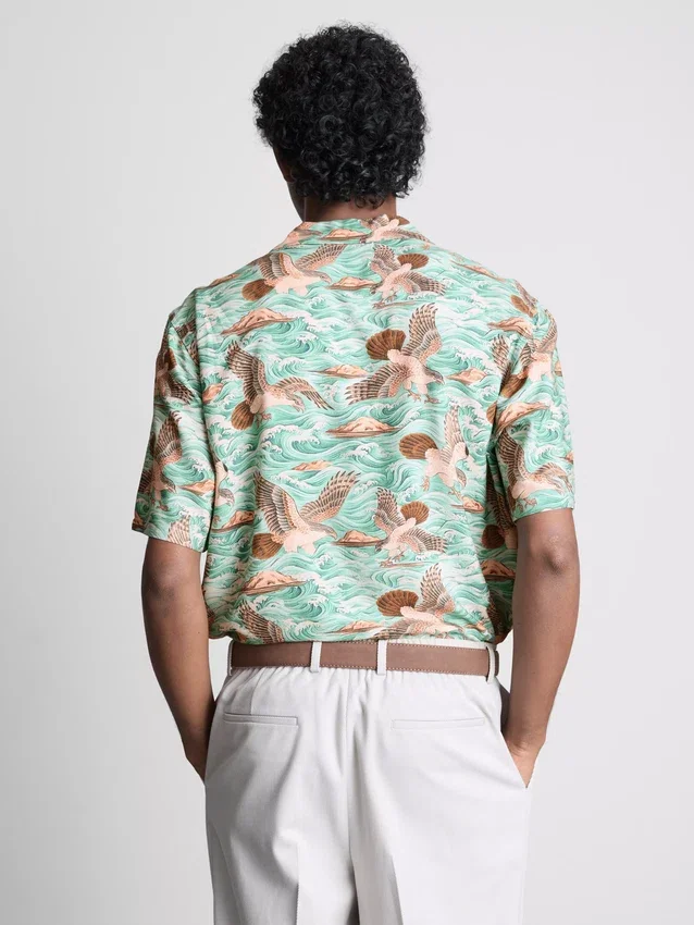 Camisas de manga curta com botões e estampadas com pássaros