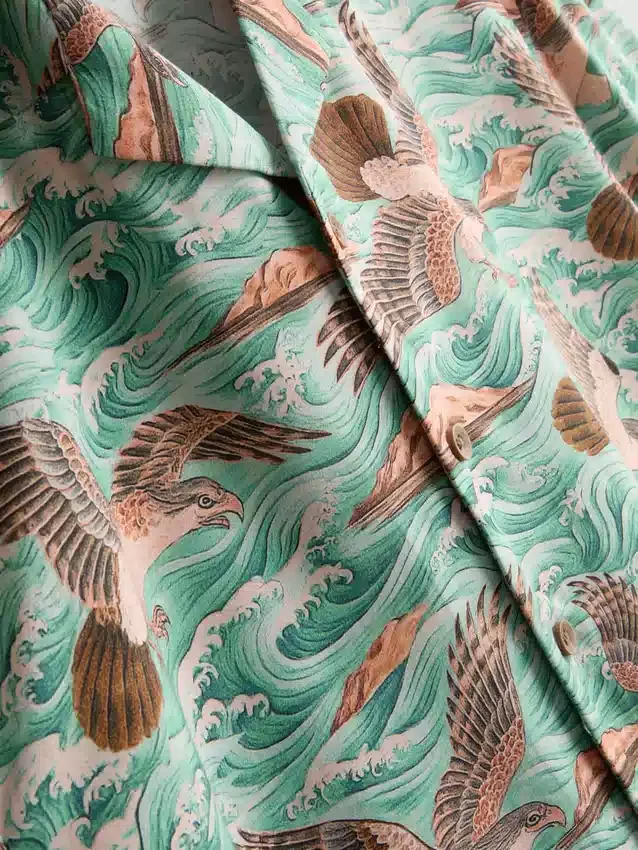 Camisas de manga curta com botões e estampadas com pássaros