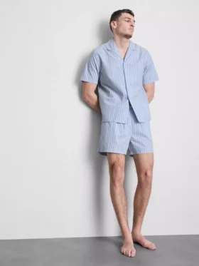 Camisas de pijama às riscas com botões