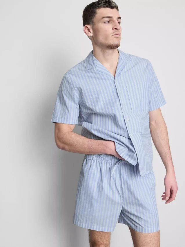 Camisas de pijama às riscas com botões