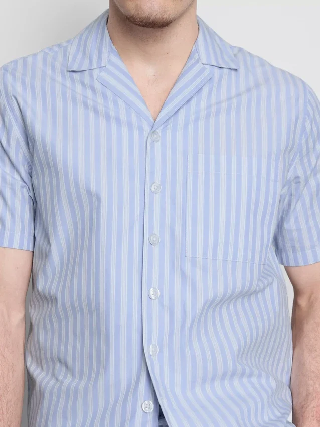Camisas de pijama às riscas com botões