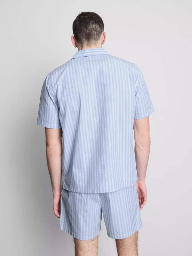 Camisas de pijama às riscas com botões