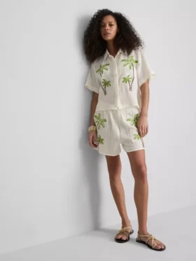 Camisas de praia em algodão bordadas com miçangas da Paula Echevarría