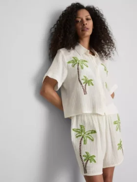 Camisas de praia em algodão bordadas com miçangas da Paula Echevarría