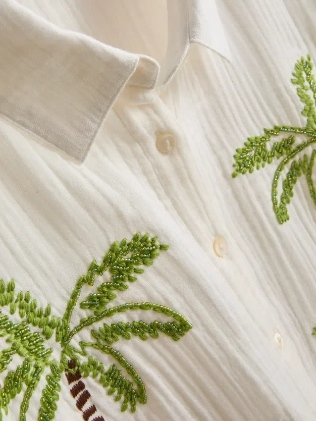 Camisas de praia em algodão bordadas com miçangas da Paula Echevarría