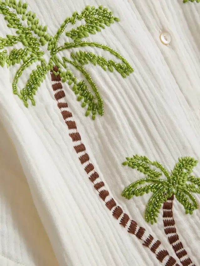 Camisas de praia em algodão bordadas com miçangas da Paula Echevarría