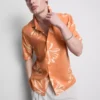 Camisas de resort com padrão floral abstrato