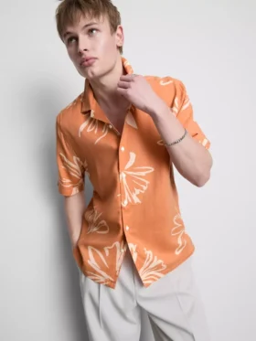 Camisas de resort com padrão floral abstrato