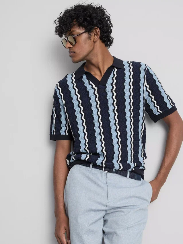 Camisas em malha com riscas texturadas