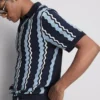 Camisas em malha com riscas texturadas
