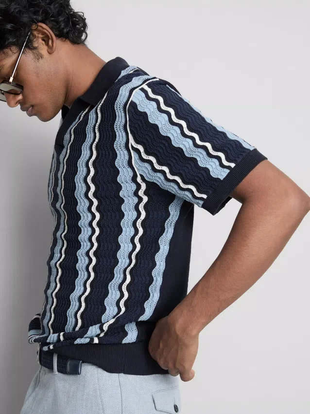 Camisas em malha com riscas texturadas