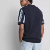 Camisas em malha com riscas texturadas