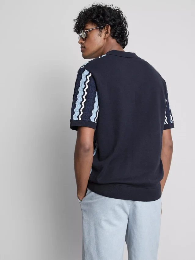 Camisas em malha com riscas texturadas