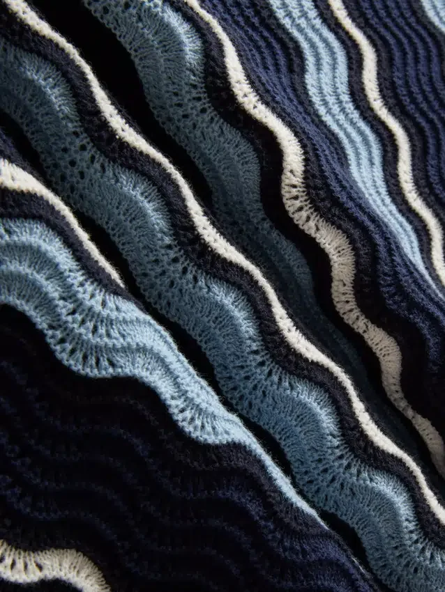 Camisas em malha com riscas texturadas