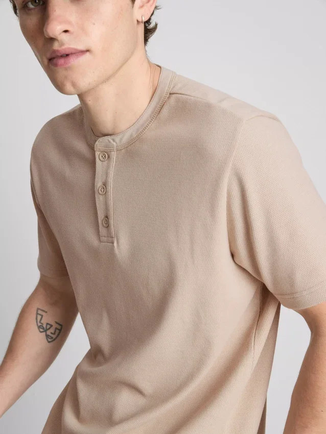 Camisas Henley texturadas