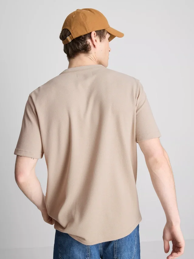 Camisas Henley texturadas