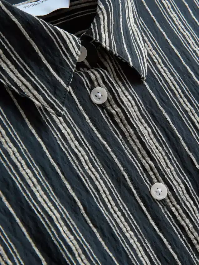Camisas às riscas de corte descontraído