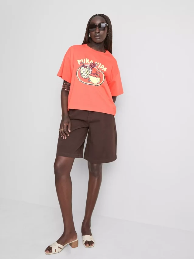 Camiseta gráfica de algodão com corte largo