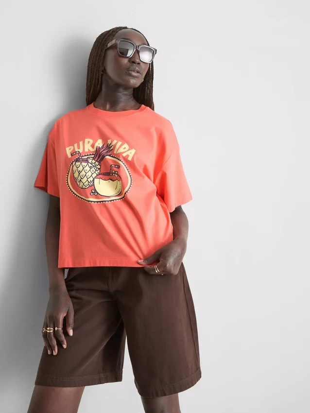Camiseta gráfica de algodão com corte largo