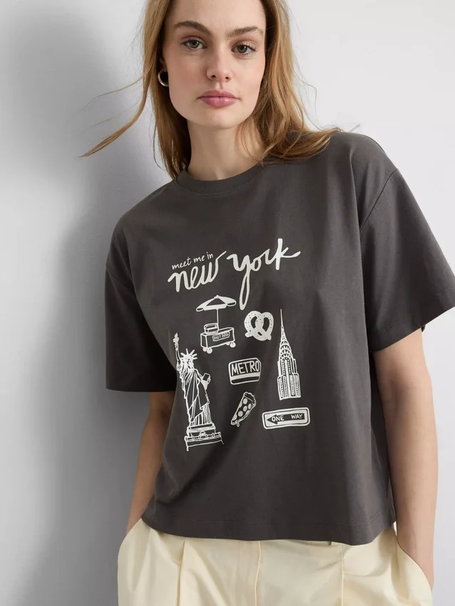 Camiseta gráfica de algodão com corte largo