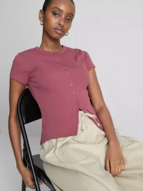 Camisola com botões, em malha canelada rica em algodão