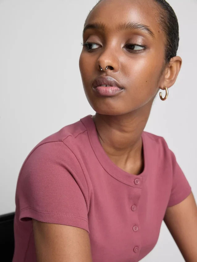 Camisola com botões, em malha canelada rica em algodão