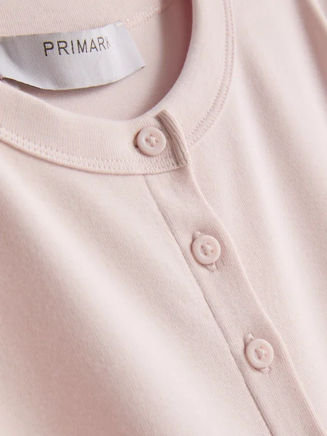 Camisola com botões, em malha canelada rica em algodão