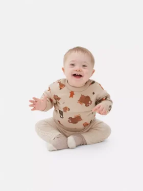 Camisola com gola redonda e animais da floresta