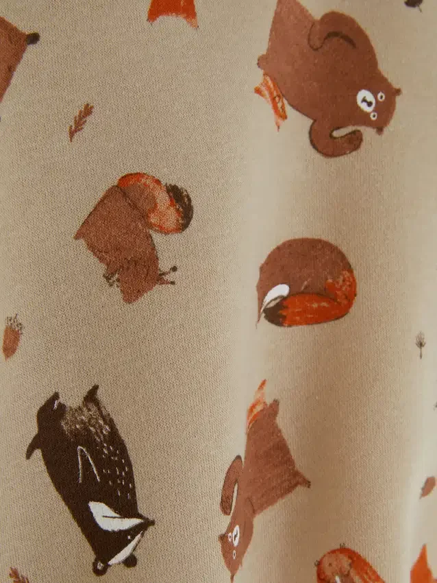 Camisola com gola redonda e animais da floresta