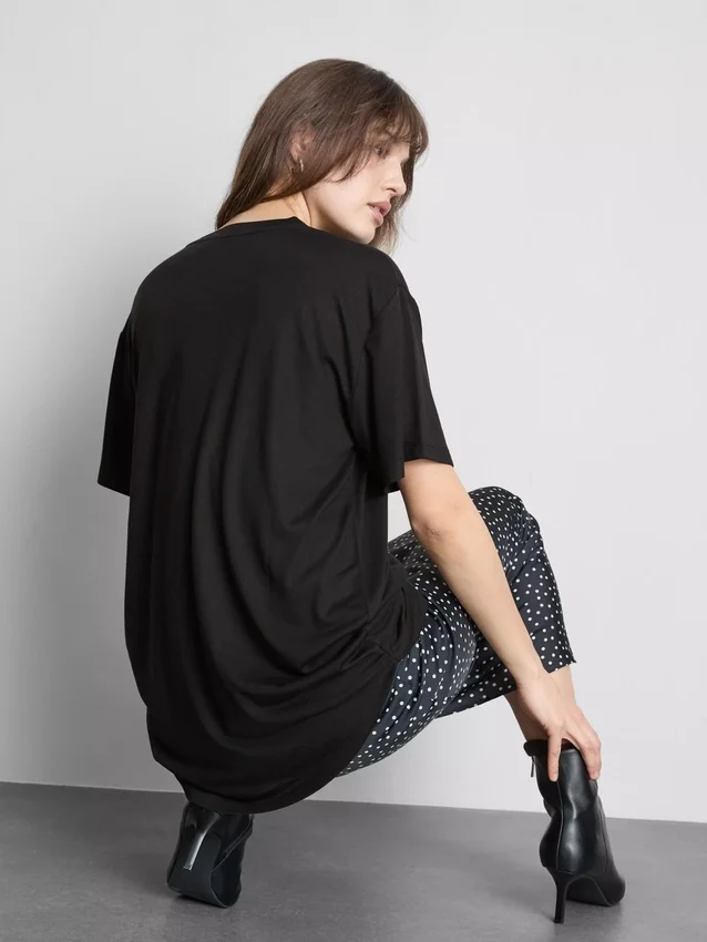 Camisola comprida com bolso de remendo