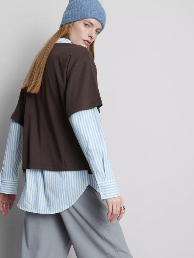 Camisola de algodão com gola redonda e corte largo